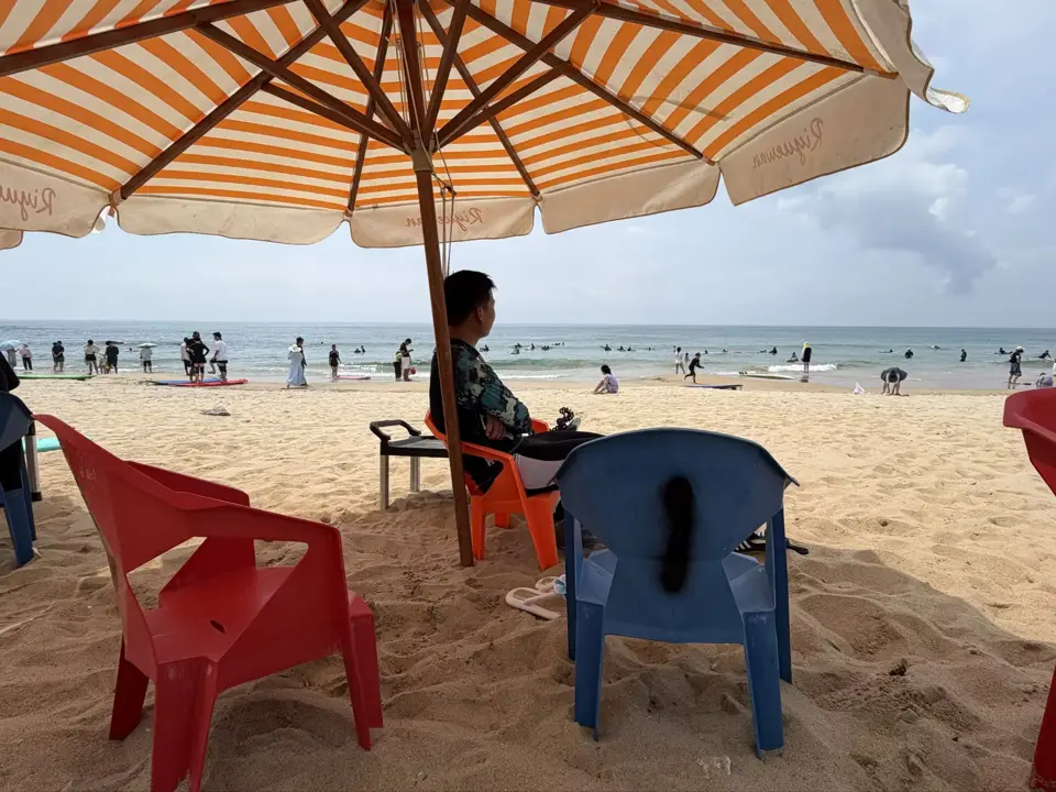 沙滩、冲浪板与合影