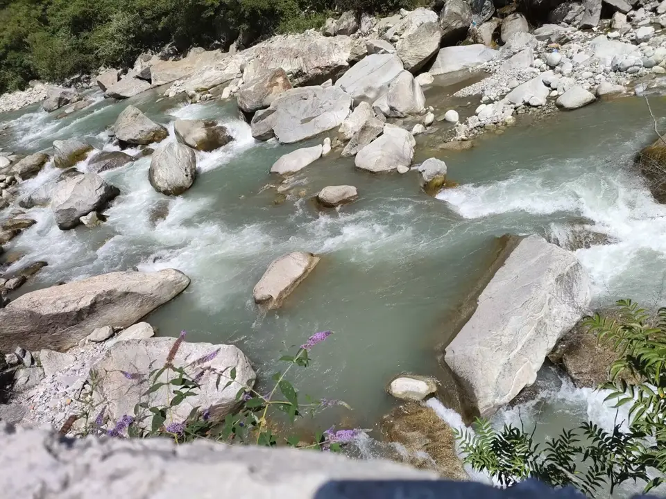 溪水与河石