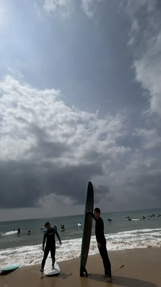 沙滩、冲浪板与合影