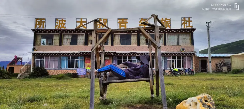 所波大叔青年旅社 · 路边建筑