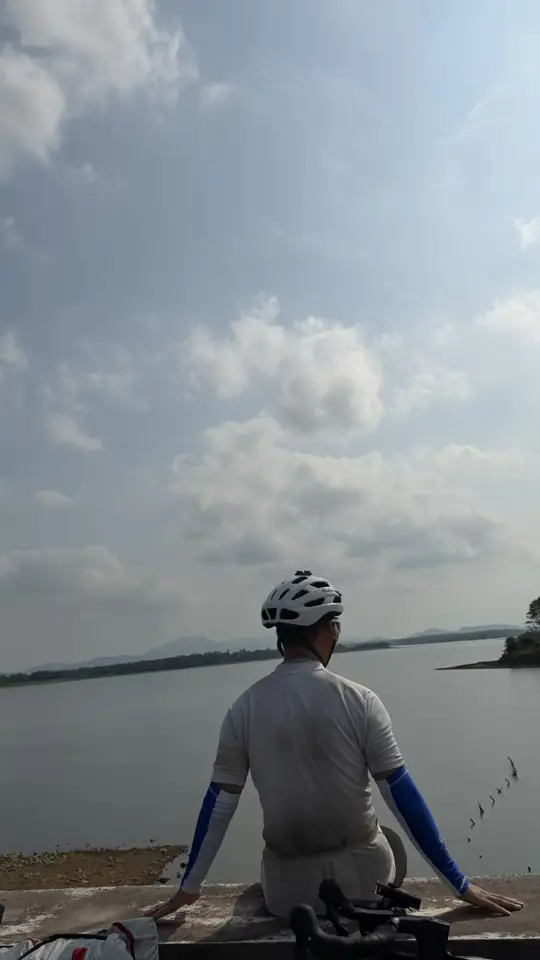 坐在海边，看看海