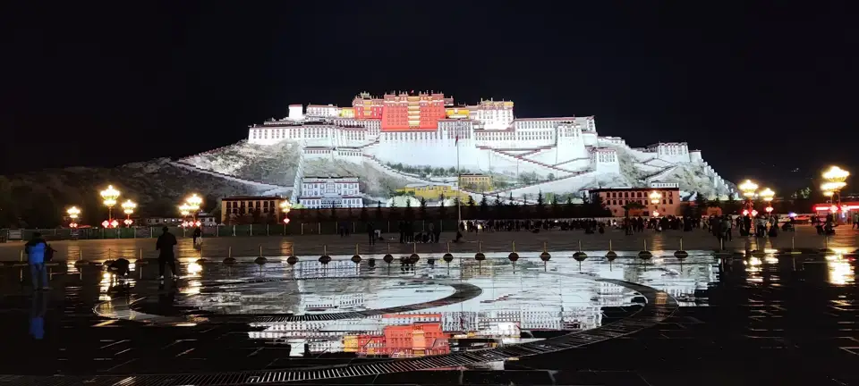 布达拉宫夜景