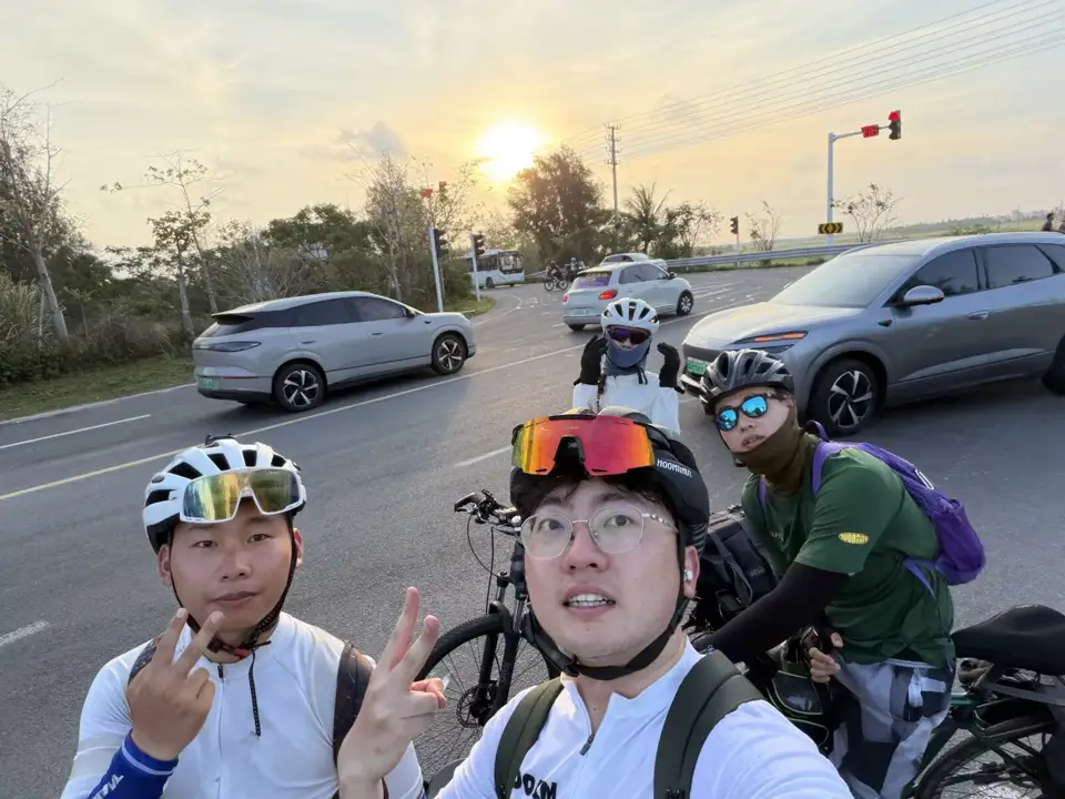 环岛公路与同行伙伴