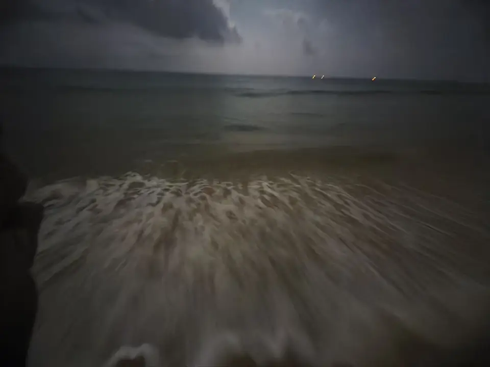 沙滩夜色与烟花
